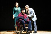 舞台手前左から上杉柊平演じる安永透、笈田ヨシ演じる老年期の本多繁邦。神野三鈴演じる久松慶子（舞台奥）。