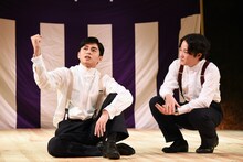 左から東出昌大演じる松枝清顕、大鶴佐助演じる青年期の本多繁邦。
