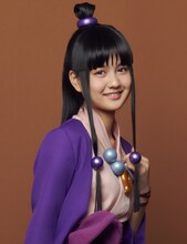 中村麗乃（乃木坂46）扮する綾里真宵。