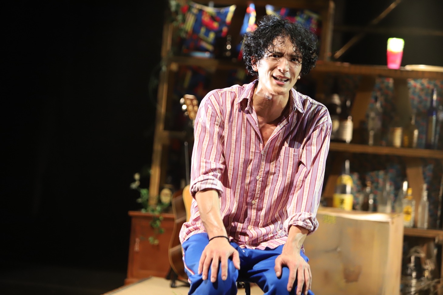 OFFICE SHIKA PRODUCE「さよなら鹿ハウス」より、渡部豪太演じる角田角一郎。（撮影：和田咲子）