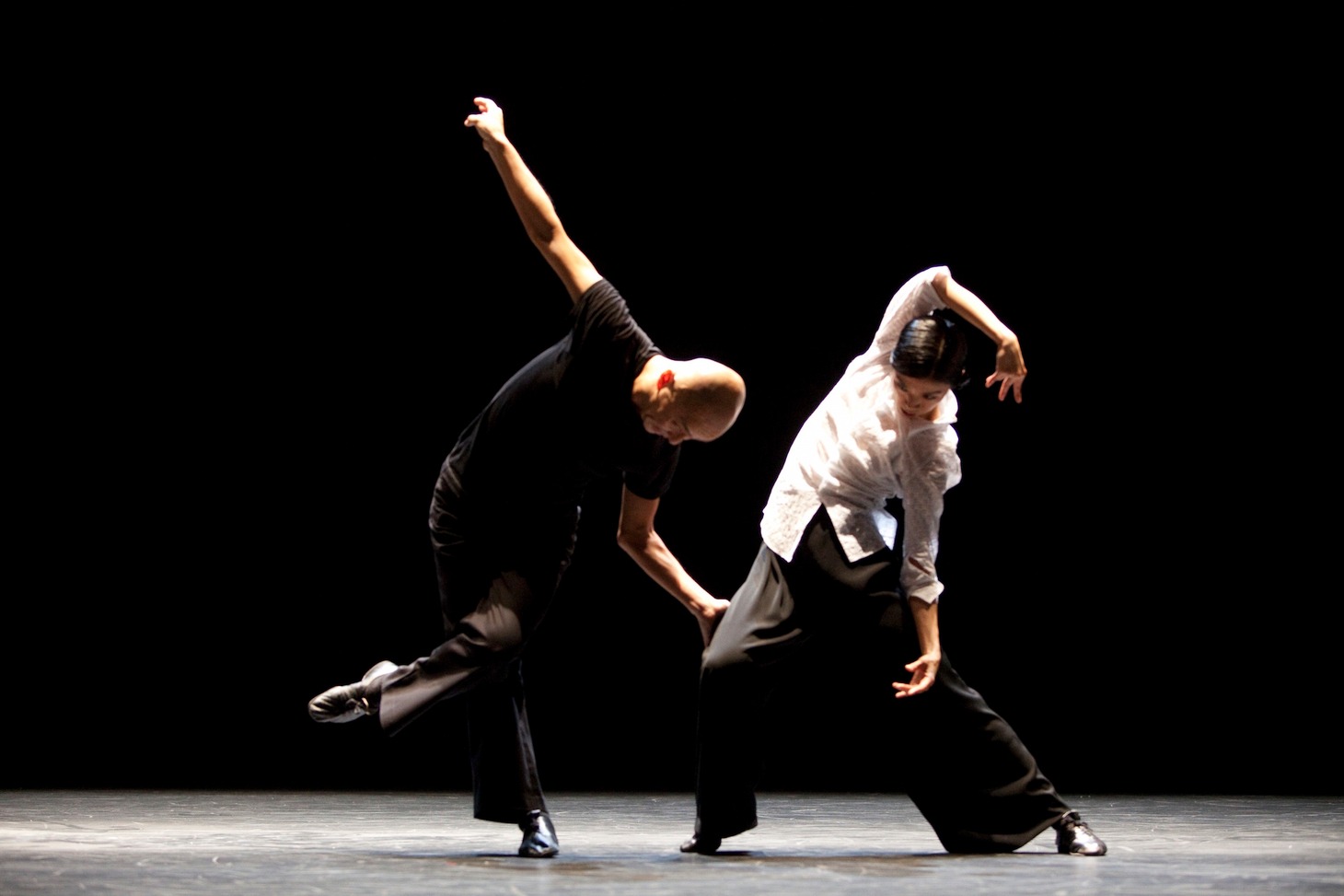 左から勅使川原三郎、佐東利穂子。（Photo:Bengt Wanselius）