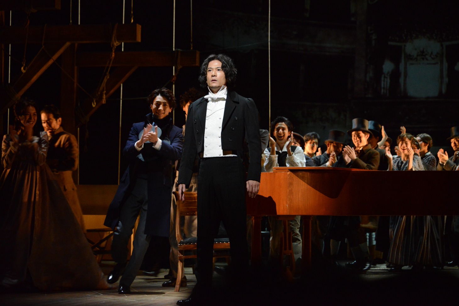 稲垣吾郎演じるルードヴィヒ・ヴァン・ベートーヴェン（中央）。