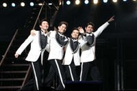 ミュージカル「ジャージー・ボーイズ」千秋楽特別カーテンコールより、左からボブ・ゴーディオ役の矢崎広、トミー・デヴィート役の伊礼彼方、フランキー・ヴァリ役の中川晃教、ニック・マッシ役のspi。