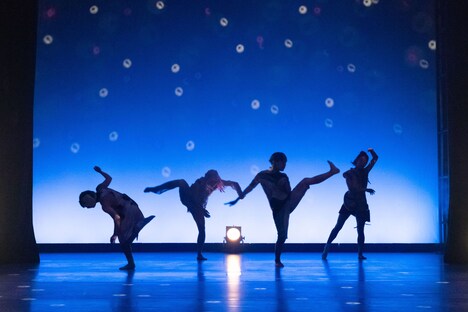 プロジェクト大山2018新作公演「すばらしきあいまいな世界」より。（撮影：松本和幸）