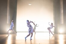 プロジェクト大山2018新作公演「すばらしきあいまいな世界」より。（撮影：松本和幸）