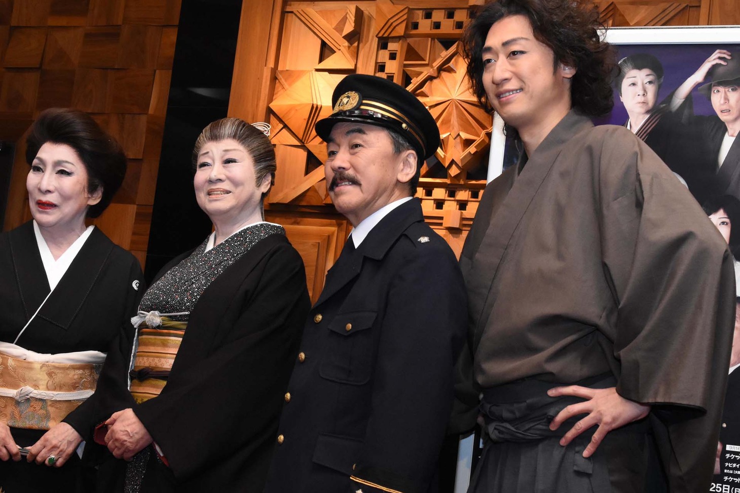 左から波乃久里子、水谷八重子、佐藤B作、喜多村緑郎。