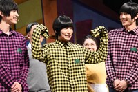 「がんばりマッスルマッスル！ ハッスルハッスル！」と元気よく挨拶する十四松役の小澤廉（中央）。