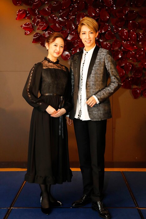 左から星風まどか、真風涼帆。