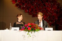 左から星風まどか、真風涼帆。