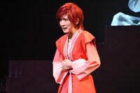 生駒里奈演じるヨナ。