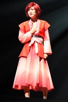 生駒里奈演じるヨナ。