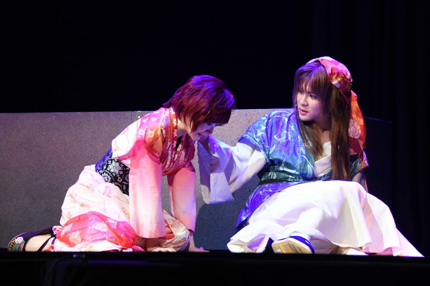 左から生駒里奈演じるヨナ、樋口裕太演じるユン。