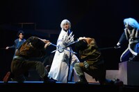 山本一慶演じるキジャ（中央）。