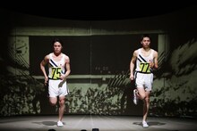 「光より前に～夜明けの走者たち～」より。左から木村了演じる君原健二、宮崎秋人演じる円谷幸吉。（撮影：神ノ川智早）