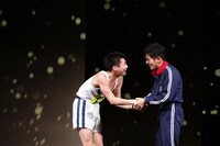 左から宮崎秋人演じる円谷幸吉、和田正人演じる畠野洋夫。（撮影：神ノ川智早）