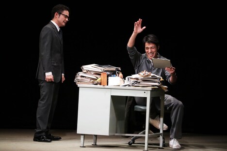 左から木村了演じる君原健二、高橋光臣演じる高橋進。（撮影：神ノ川智早）