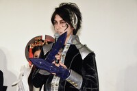 マイクを持ちづらそうにしながら話す山本一慶。