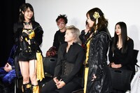 お互いの衣装を見合う小田えりな（左）と伊波杏樹（右）