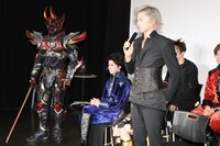 影煌騎士・狼是（左）と井上正大（右）。