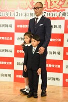 市川海老蔵と堀越麗禾（前列左）、堀越勸玄（前列右）。