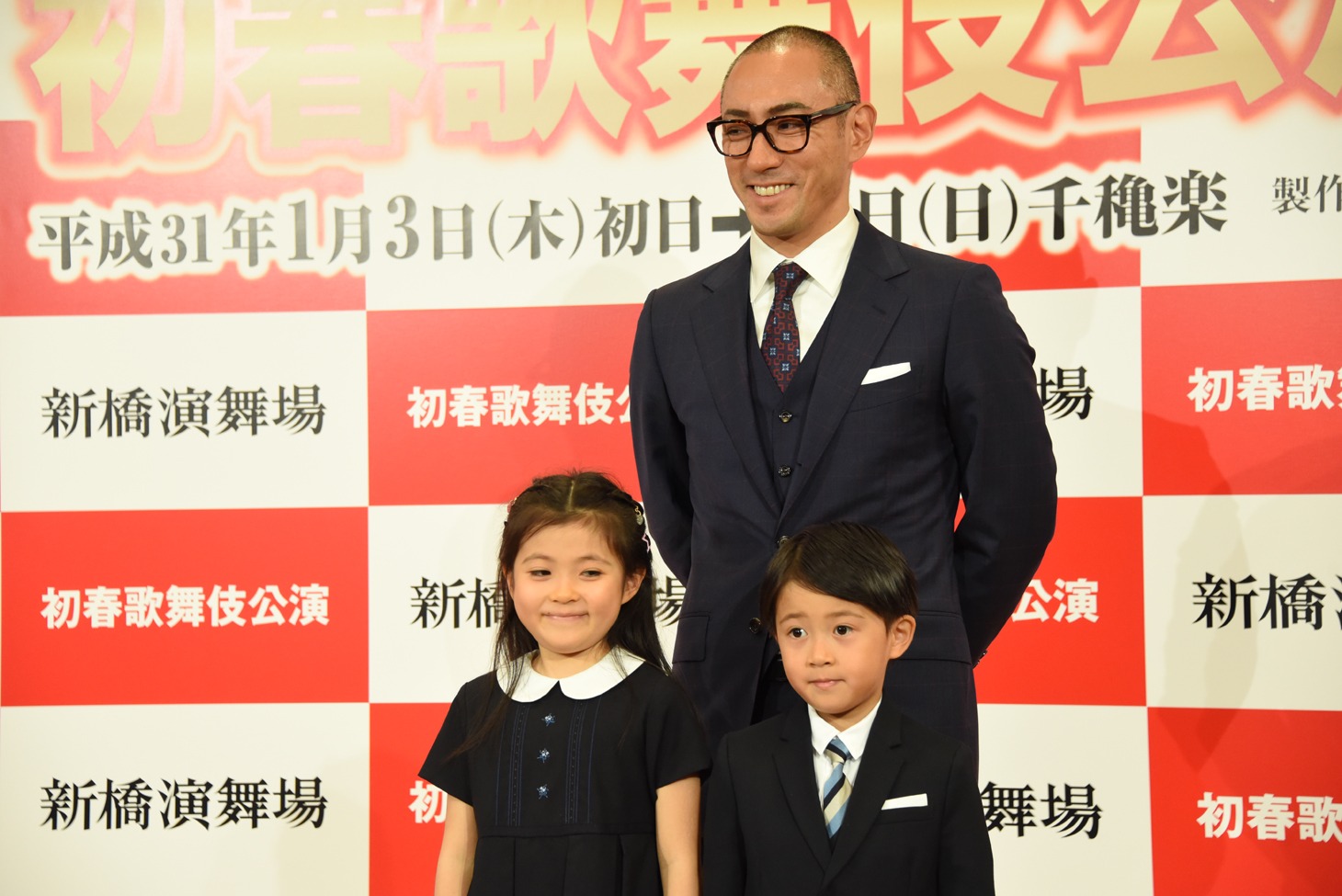 新橋演舞場「初春歌舞伎公演」記者懇親会より。市川海老蔵と堀越麗禾（前列左）、堀越勸玄（前列右）。
