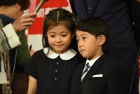 左から堀越麗禾、堀越勸玄。