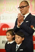 長女と長男の「外郎売」長セリフ披露に拍手する市川海老蔵。