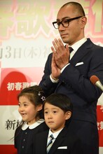 長女と長男の「外郎売」長セリフ披露に拍手する市川海老蔵。