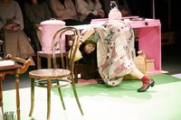 ダンスで演劇「右まわりのおとこ」より。（撮影：二石友希）