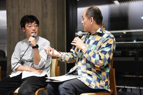 左から相模友士郎、細馬宏通氏。