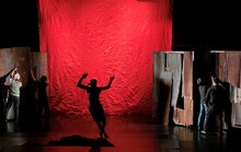 芸劇dance 田中泯「―オドリに惚れちゃって！― 『形の冒険』」より。(c)Yoshie Tominaga