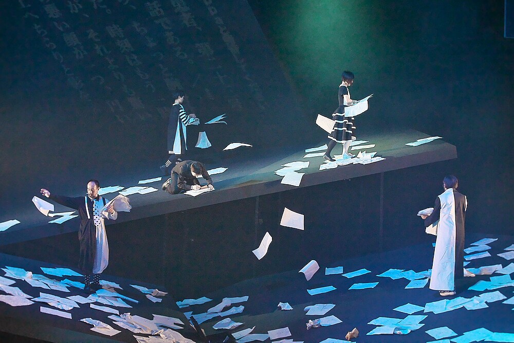 SPACに“彼女たち”の曲が鳴り響く、多田淳之介演出・芥川龍之介「歯車」開幕