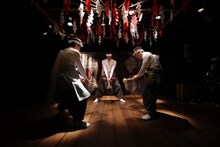 烏丸ストロークロックと祭「祝・祝日」より。（撮影：相沢由介）