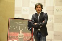 カメラに向かっていかめしい表情を作る熊川哲也。