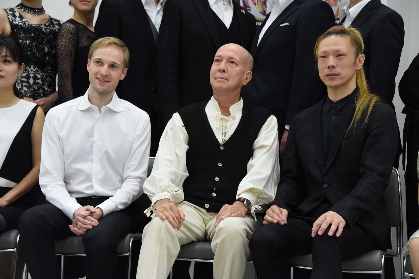 左からヴィタリ・ユシュマノフ、井上道義、森山開次。