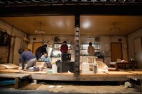 庭劇団ペニノ「『笑顔の砦』RE-CREATION」城崎公演より。（写真提供：城崎国際アートセンター、撮影：igaki photo studio）