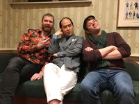 左からDean Chisnall、トレンディエンジェル斎藤、James Hume。