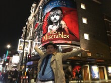 イギリス・ロンドンのクイーンズシアターでミュージカル「レ・ミゼラブル」を観劇した斎藤司（トレンディエンジェル）。