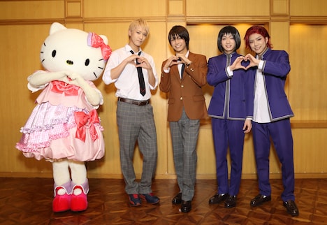 「ミラクル☆ステージ『サンリオ男子』」の出演者。左からハローキティ、吉澤翼演じる吉野俊介、北川尚弥演じる長谷川康太、定本楓馬演じる豊原夢ノ介、北乃颯希演じる羽倉虎男。