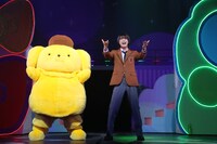 「ミラクル☆ステージ『サンリオ男子』」より。左からポムポムプリン、北川尚弥演じる長谷川康太。