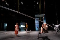 第17回AAF戯曲賞受賞記念公演「シティIII」より。（提供：愛知県芸術劇場 / 撮影：羽鳥直志）