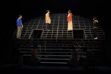 iaku「逢いにいくの、雨だけど」より。（撮影：木村洋一）