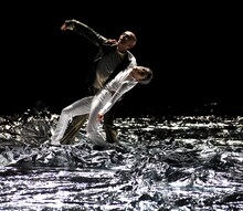 芸劇dance 勅使川原三郎「月に憑かれたピエロ」ドレスリハーサルより。（Photo by Sakae Oguma）