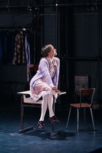 「現代演劇シリーズ―岩井秀人構成・演出『ワレワレのモロモロ ジュヌビリエ編』」より。(c)KOS-CREA（写真提供：国際交流基金）