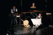 「現代演劇シリーズ―岩井秀人構成・演出『ワレワレのモロモロ ジュヌビリエ編』」より。(c)KOS-CREA（写真提供：国際交流基金）