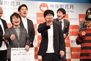 神保町花月2019年公演ラインナップ発表会より。舞台から落ちたエピソードを披露したあとの関町知弘(ライス)。