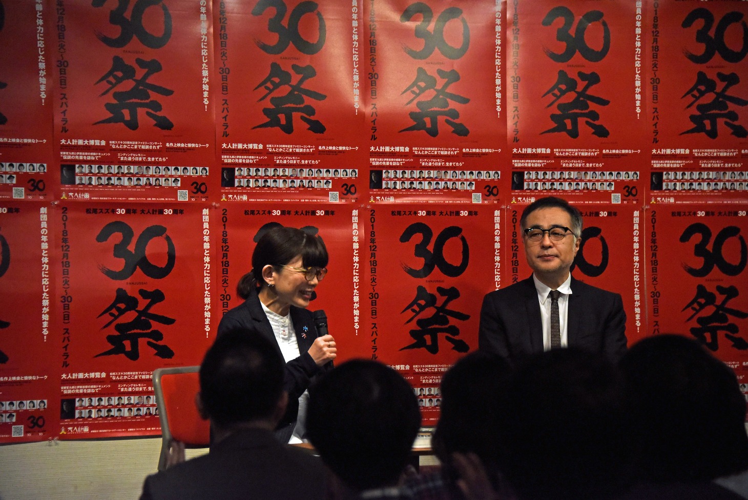 松尾スズキトークショーより。左から徳永京子、松尾スズキ。