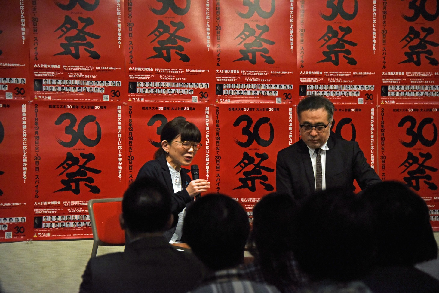 松尾スズキトークショーより。左から徳永京子、松尾スズキ。