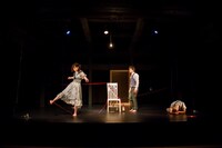 サファリ・P「財産没収」利賀演劇人コンクールでの初演時の様子。（撮影：中尾栄治）