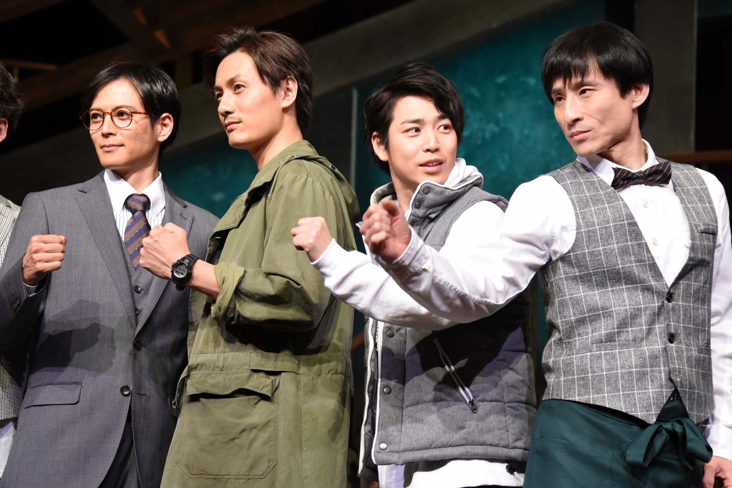 project K「僕らの未来」囲み取材より、「手、反対じゃないですか？」となだぎ武（右端）にツッコむ鎌苅健太（右から2番目）。